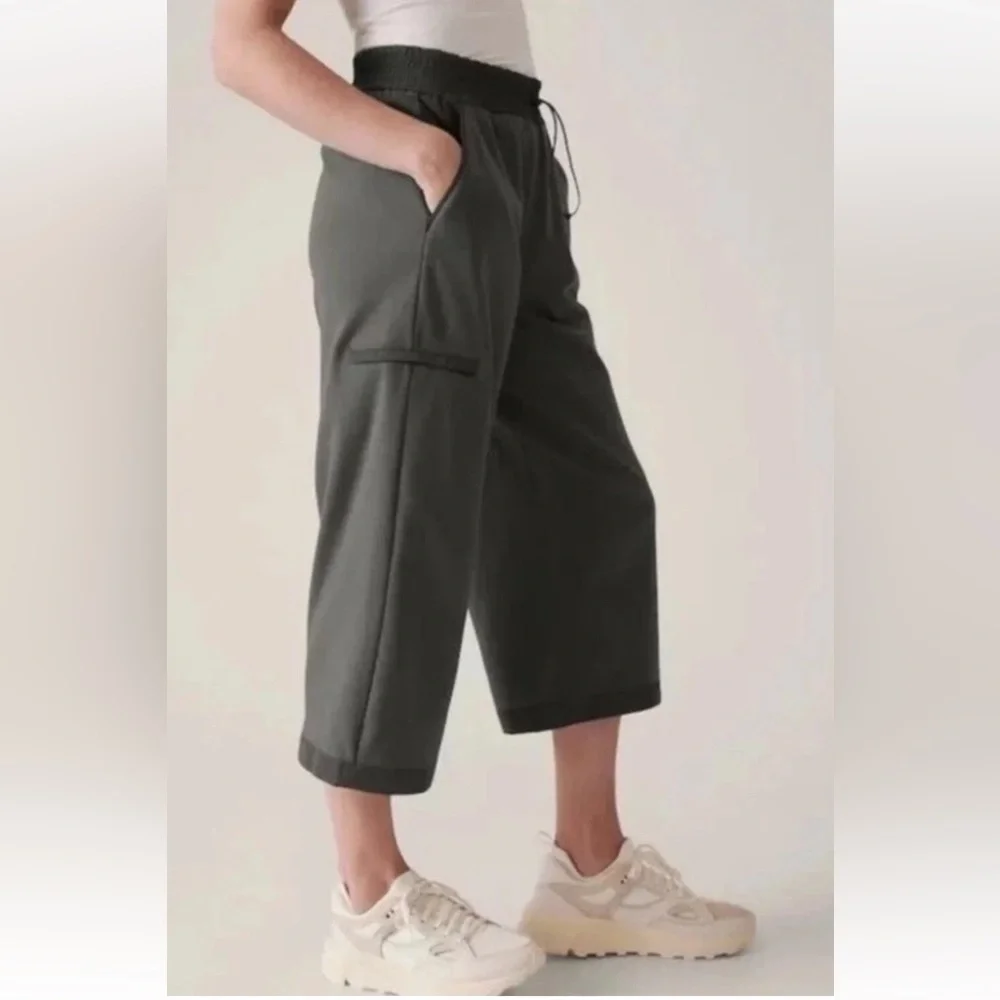 Athleta Triumph Hybrid Wide Leg Cropped Pant Sz M Bali Green Stretch Athleisure - Picture 2 of 8